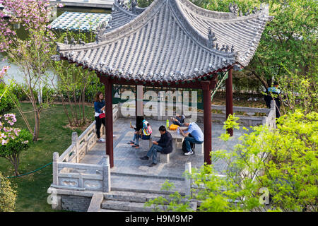 Touristen in Pagode neben Xian Stadt Wände, Shaanxi, China Stockfoto