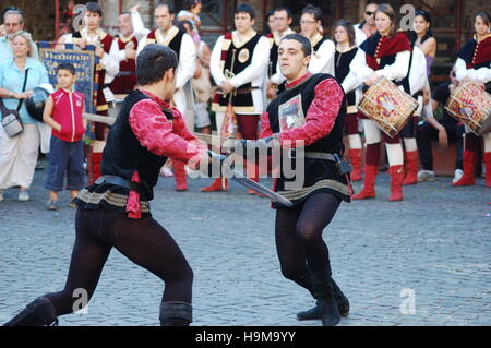 Kampf zwischen Ritter im mittelalterlichen Reenactment in Bracciano, Italien Stockfoto