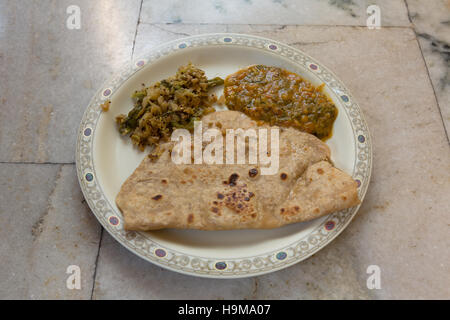 Indisches Frühstück Mahlzeit bestehend aus Roti (Fladenbrot), Kohl Curry und Dal(Lentil) Stockfoto