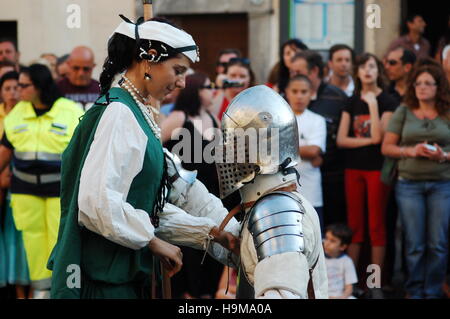 Lady und Ritter im mittelalterlichen Reenactment in Bracciano, Italien Stockfoto