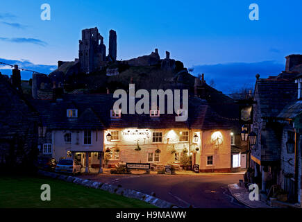 Corfe Castle und der Greyhound Inn, Isle of Purbeck, Dorset, England UK Stockfoto