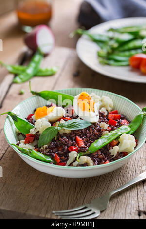 Thai-Reis Beere mit gekochte Ei und Schnee Erbse Salat Stockfoto