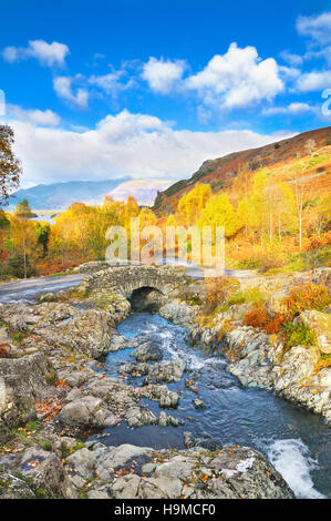Ashness Brücke im Herbst blickt Skiddaw und Derwentwater, Nationalpark Lake District, Cumbria, England, UK Stockfoto