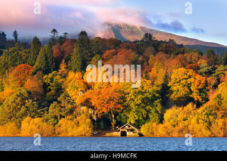 Eine Farbenpracht des Herbstes Farbe an den Ufern des Derwentwater bei Sonnenaufgang, in der Lake District National Park, Cumbria, England, UK Stockfoto