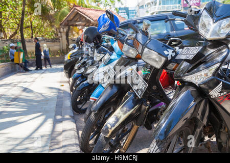 BALI / Indonesien - 23. November 2013: Indonesain Mopeds steht auf dem Parkplatz in Bali / Indonesien. Stockfoto