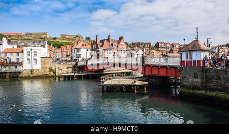 Die Drehbrücke in Whitby Hafen als Touristen auf. In whitby, North Yorkshire, England. Am 17. August 2016. Stockfoto