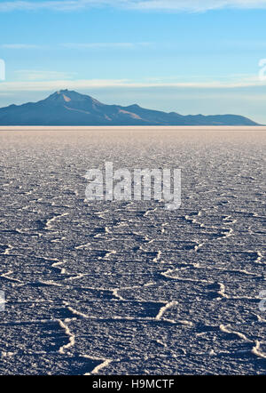 Bolivien, Potosi Department, Daniel Campos Provinz, Blick auf den Salar de Uyuni, der größte Salz Wohnung in der Welt bei Sonnenaufgang. Stockfoto