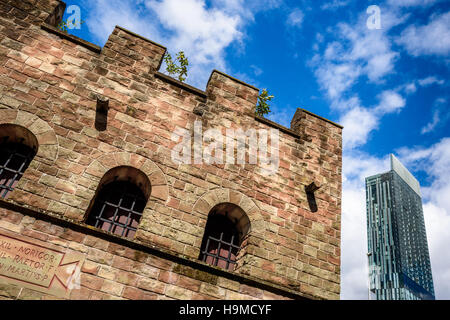 Beetham Tower, das höchste Gebäude in Manchester gegen Gegnkultur, das Castlefield Roman Fort gegenübergestellt. Stockfoto