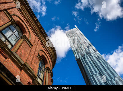 Beetham Tower, das höchste Gebäude in Manchester gegen einen viktorianischen roten Backsteingebäude gegenübergestellt. Stockfoto