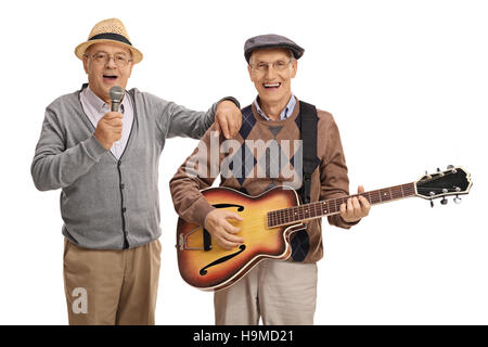 Älterer Mann singen über ein Mikrofon und ein anderer älterer Mann Gitarre isoliert auf weißem Hintergrund Stockfoto