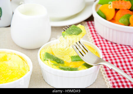 Diätetische Rührei mit Möhren und grünen Bohnen Stockfoto