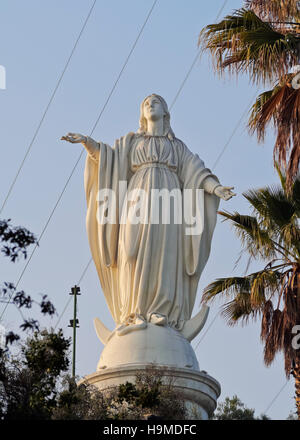 Chile, Santiago, die Statue der Jungfrau Maria auf dem Hügel San Cristobal. Stockfoto