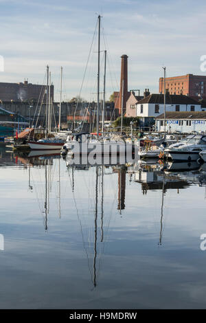 Ein Blick über den Hafen im Zentrum von Bristol in Richtung Underfall Yard und den historischen Lagerhallen und Schornsteine über. Stockfoto