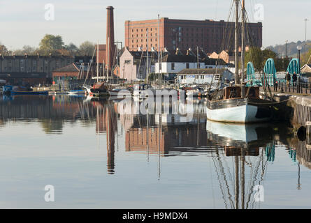 Blick über Bristols historischen Floating Harbour in Richtung Underfall Yard mit einem alten Tabaklager hinter. Stockfoto