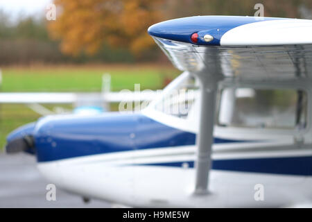 Detail von der Flügelspitze Lichter auf einer Cessna 152 grundlegende zwei Sitzer Flug Schulflugzeug von Flugschulen im Vereinigten Königreich verwendet Stockfoto