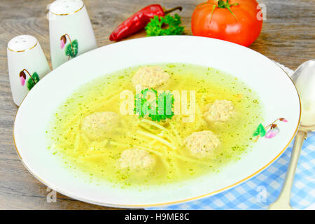 Gesunde Ernährung essen: Hühnersuppe mit Fleischbällchen. Stockfoto