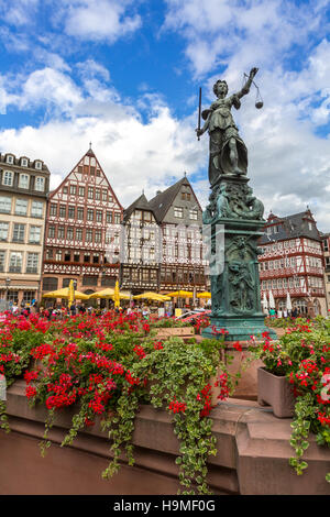 Frankfurt-Altstadt mit der Statue der Justitia. Deutschland Stockfoto