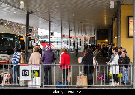 Menschen Schlange, um einen Trainer am Busbahnhof Cork, Parnell Place, Cork, Irland an Bord. Stockfoto