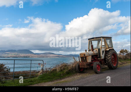 David Brown 996 vintage Traktor auf der Straße auf der Die Schafe Kopf Weg, West Cork, Irland geparkt auf einem schönen, sonnigen Tag. Stockfoto