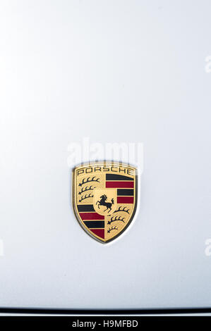 Ein Porsche Logo/Schriftzug auf der Motorhaube eines Sportwagens Porsche. Stockfoto