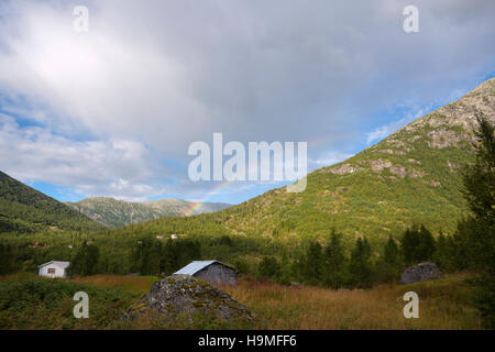 Regenbogen über den Bergen von Norwegen Stockfoto