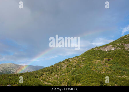 Regenbogen über den Bergen von Norwegen Stockfoto