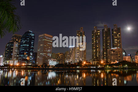 Benjakitti Park in der Nacht in Bangkok, Thailand Stockfoto