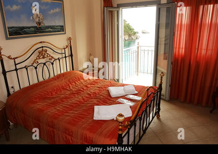 Parga, Griechenland, 9. Mai 2013: Stilvolle Interieur der Zimmer mit Blick auf die Bucht in einer Kleinstadt an der Küste des Ionischen Meeres in Griechenland. Stockfoto