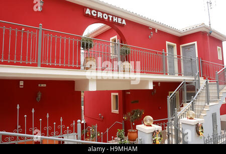 Parga, Griechenland, 9. Mai 2013: Stilvolles, modernes Gebäude in einer kleinen Stadt an der Küste des Ionischen Meeres in Griechenland Stockfoto