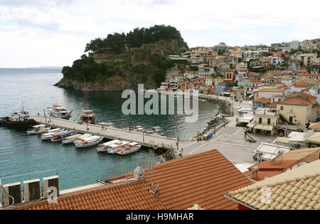 Parga, Griechenland, 9. Mai 2013: Blick auf die griechische Küste mit Boote in der Bucht von Parga Stadt an der Küste des Ionischen Meeres. Stockfoto