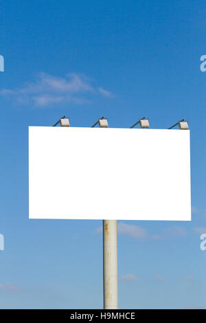 Leeren Plakatwand am blauen Himmelshintergrund, mock-up Stockfoto