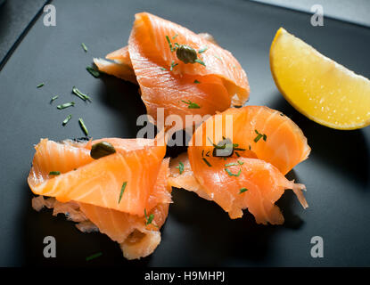 Stücke von frischem Räucherlachs auf dem Silbertablett serviert Stockfoto