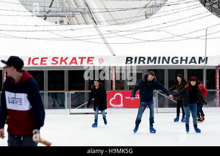 Schlittschuhlaufen Eisbahn, Centenary Square, Birmingham, UK Stockfoto