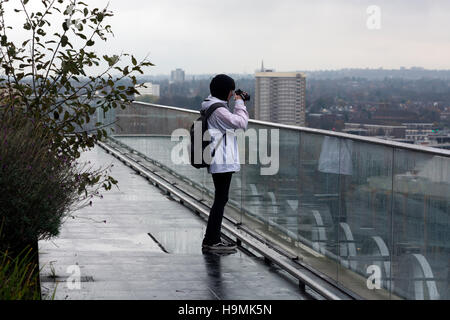 Person nehmen Foto von Secret Garden, Library of Birmingham, West Midlands, England, UK Stockfoto