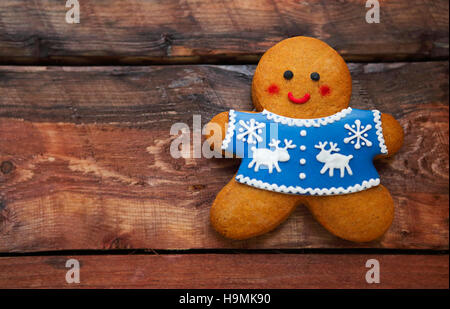 Weihnachten Lebkuchenmänner auf hölzernen Hintergrund lächelt. Stockfoto