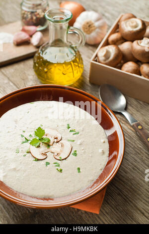 Pilzsuppe mit Zutaten auf den Tisch Stockfoto