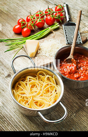 Spaghetti und Bolognese-sauce mit Parmesan Stockfoto