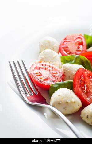 Frischen Caprese-Salat auf weißem Hintergrund hautnah Stockfoto