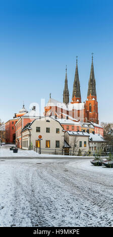 Gamla Torget/Alten Platz und die Kathedrale/Dombron Domkyrkan, die Brücke über den Fluss Fyris Uppsala, Schweden, Skandinavien Stockfoto