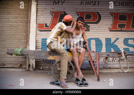 Ohr Reinigung in Alt-Delhi, Indien Stockfoto