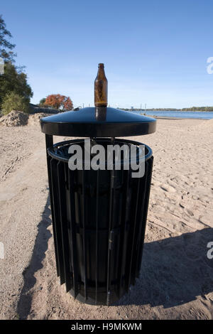 leere Bierflasche auf Papierkorb können, Finnland Stockfoto