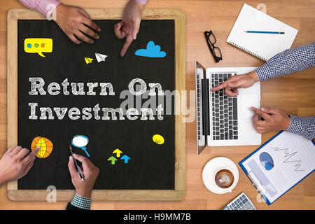 Mann Zeichnung ROI-Konzept auf Tafel (return on Invest) Stockfoto