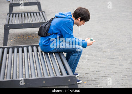 Schweizer Jugendliche hören Musik auf seinem Smartphone in Zürich, Schweiz Stockfoto