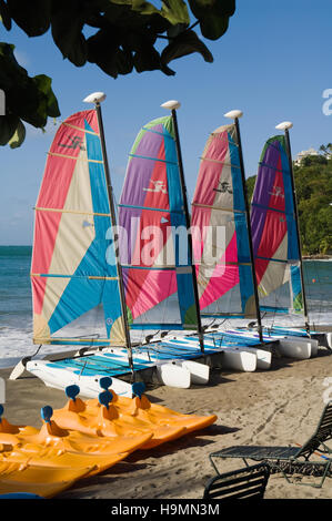 Katamarane und zwei-Mann-Kanus am Strand von Santa Lucia, Kurort, Caribbean Stockfoto