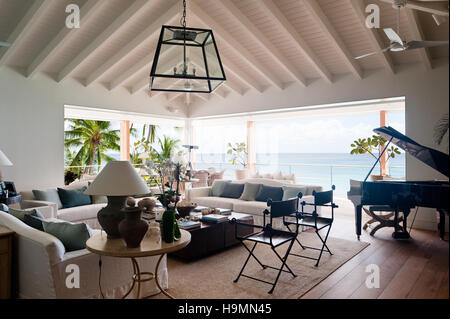 Sitzecke, Flügel im Zimmer mit Blick auf das Meer in Barbados, West Indies, Karibik Stockfoto