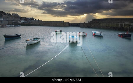 Sonnenaufgang über dem alten Fischerdorf an der englischen Küste Landschaft Stockfoto