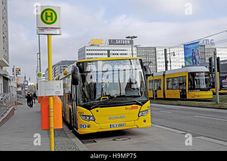 Tegel Flughafenbus TXL am Alexanderplatz H Bushaltestelle in Berlin Deutschland, Europa EU KATHY DEWITT Stockfoto