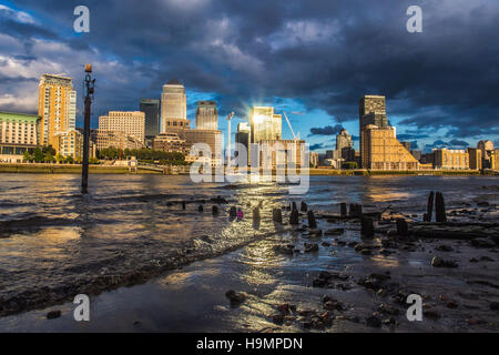 Canary Wharf Ebbe mit reflektierten Sonne Stockfoto