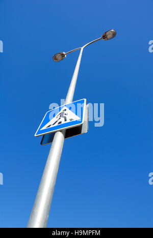 Zeichen, Spalte der Beleuchtung gegen den dunkelblauen Himmel zu führen. Stockfoto