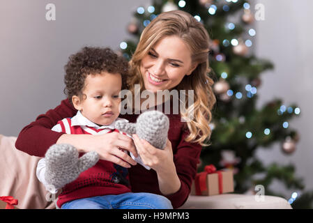 Glückliche positive Mutter mit ihrem Kind Spaß haben Stockfoto